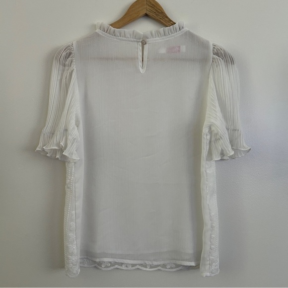 ✨3 for $18 ✨ Hannier Cream Blouse with Ruffled Collar and Pleated Sleeves - Picture 4 of 5